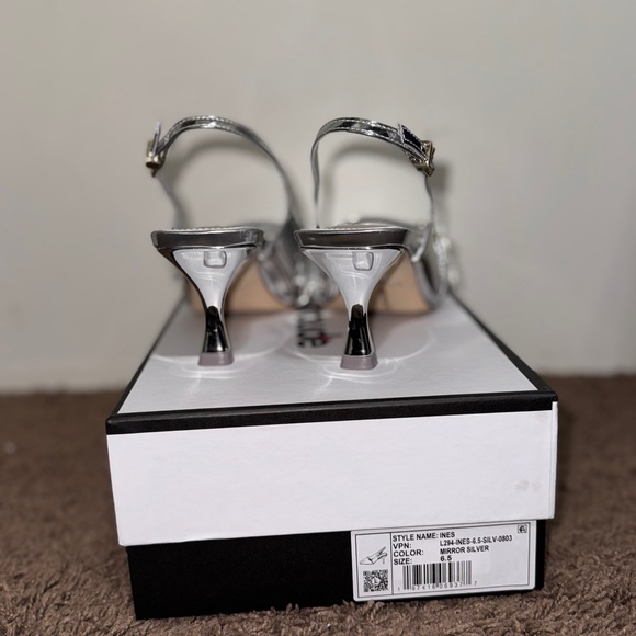 Larroude Ines Silver Women's Pumps size 6.5 - Picture 3 of 7